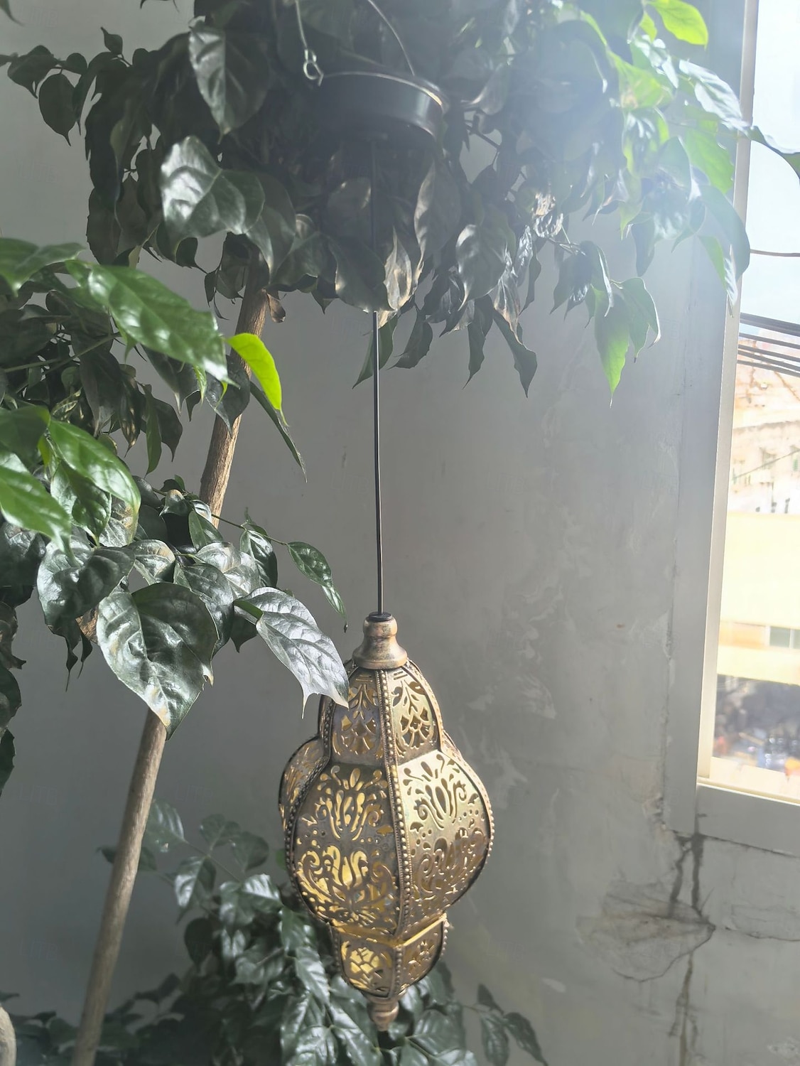 Lanterne suspendue d'extérieur à projection solaire baroque en métal creux, étanche, avec éclairage LED pour jardin, cour, allée, pelouse, terrasse, fête, vacances, ambiance chaleureuse, violet de 2026 ? $23.99 –P7