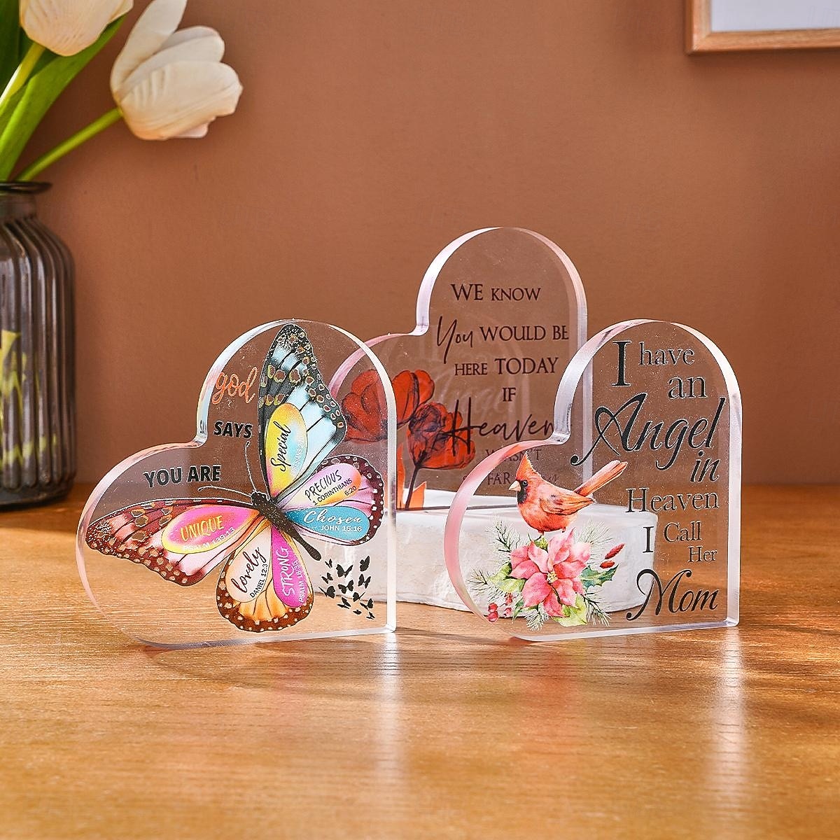 פריט קישוט בצורת לב ופרפר ליום האם אחד. קיימות מספר אפשרויות. מתאים למתנות יום האם ולקישוטי שולחן לחג המשפחה. 2026 - $9.99 –P8