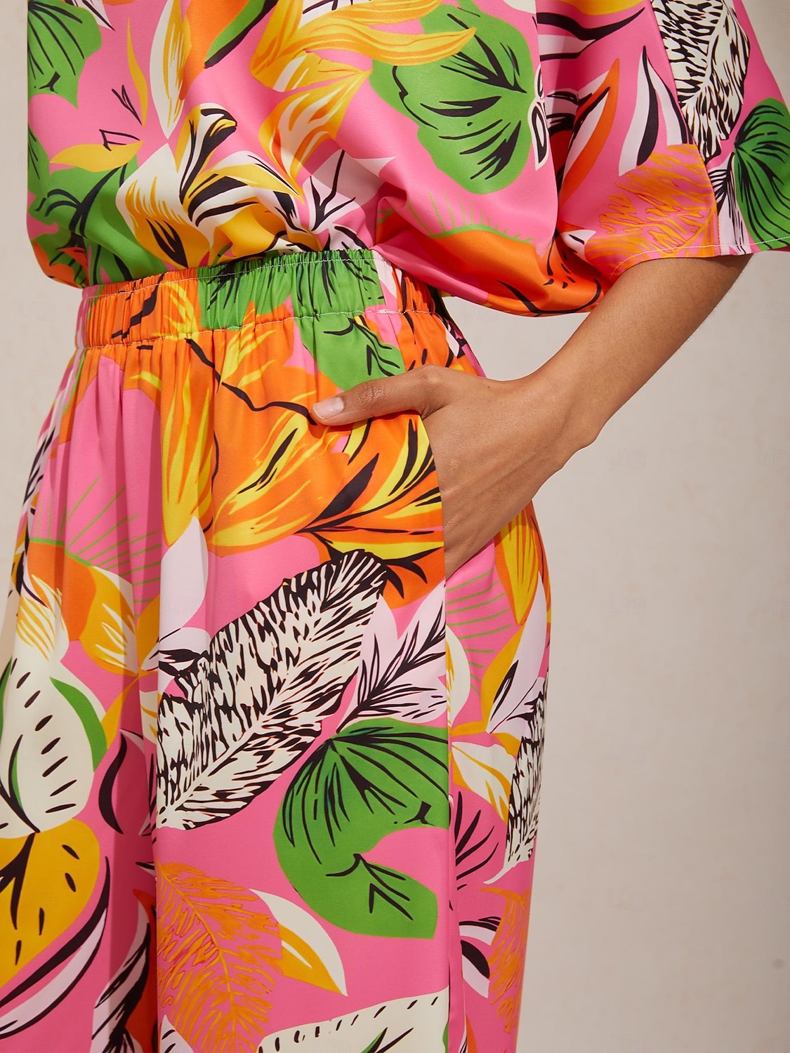 Dzikie satynowe spodnie z szerokimi nogawkami w kształcie hibiskusa 2026 - R$451.26 –P7