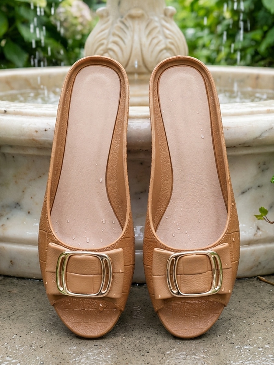 Sandales de jardin imperméables pour femmes – sandales d'été légères en PVC à enfiler, avec semelle antidérapante, faciles à nettoyer et parfaites pour le jardin, la piscine, la plage et au quotidien. de 2026 ? $19.99 –P5