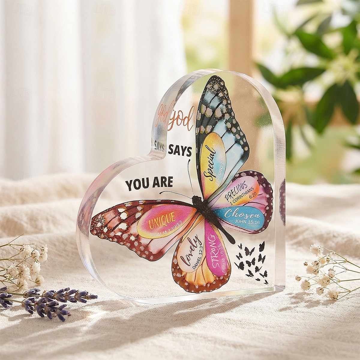 פריט קישוט בצורת לב ופרפר ליום האם אחד. קיימות מספר אפשרויות. מתאים למתנות יום האם ולקישוטי שולחן לחג המשפחה. 2026 - $9.99 –P16