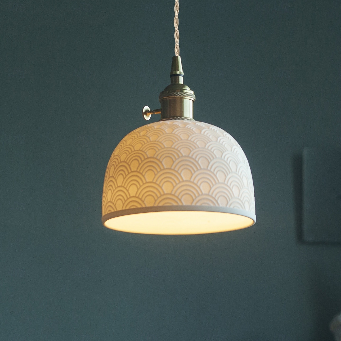 moderni messinkinen kupumainen kattokruunu moderni valkoinen keraaminen riippuvalaisin pohjoismaisen kultainen keittiösaarekkeen riippuvalaisin ruskea säädettävä ripustusjohto ravintolan yöpöydälle, baaritiskille, kahvilaan, makuuhuoneeseen 2026 - $95.99 –P2