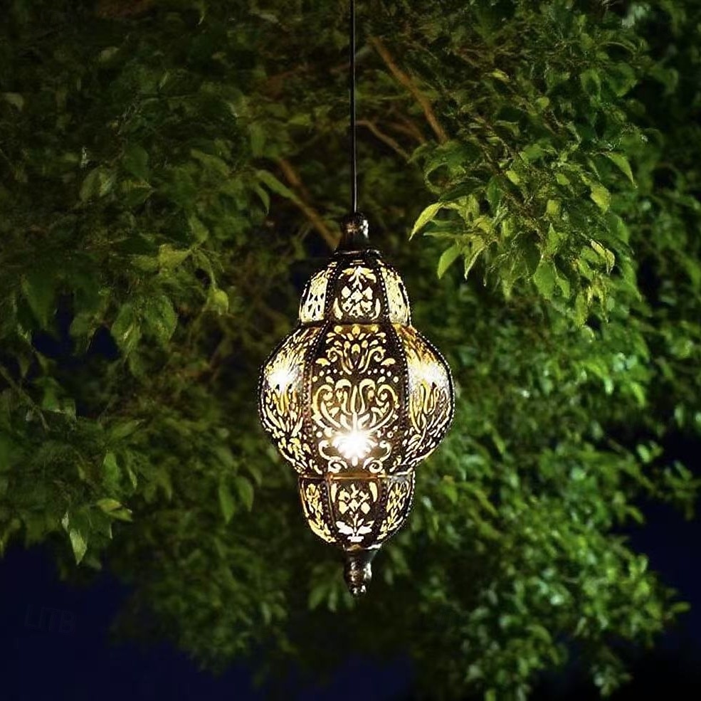 Lanterne suspendue d'extérieur à projection solaire baroque en métal creux, étanche, avec éclairage LED pour jardin, cour, allée, pelouse, terrasse, fête, vacances, ambiance chaleureuse, violet de 2026 ? $23.99 –P12