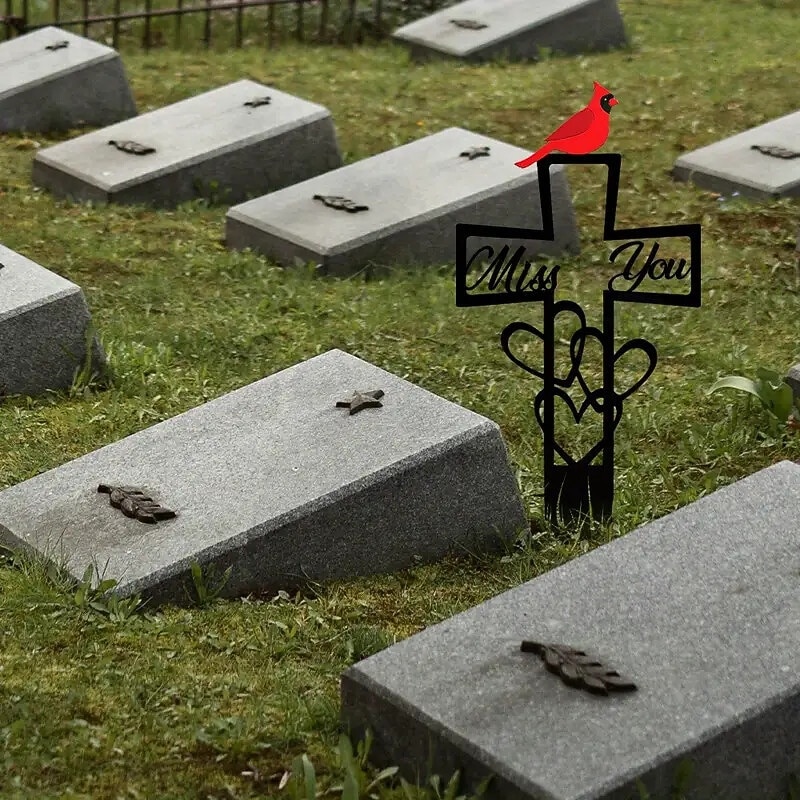 kovová pamětní deska na hřbitově na památku, železný kříž s červeným kardinálem a květinovou výzdobou, venkovní zahradní kůl na památku pamětního dne, dekorace hřbitovního dvora 2026 - $16.99 –P4