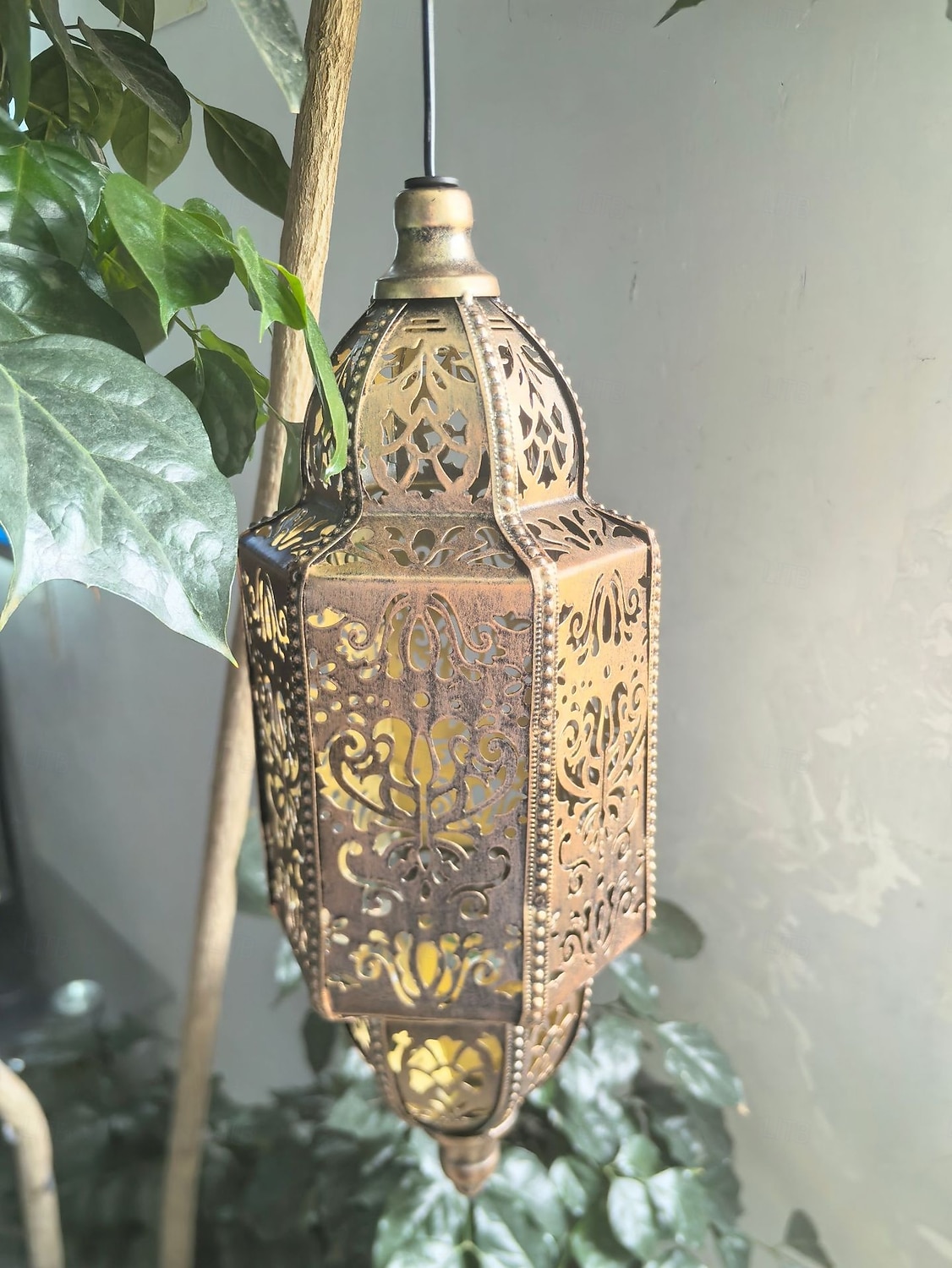 Lanterne suspendue d'extérieur à projection solaire baroque en métal creux, étanche, avec éclairage LED pour jardin, cour, allée, pelouse, terrasse, fête, vacances, ambiance chaleureuse, violet de 2026 ? $23.99 –P2