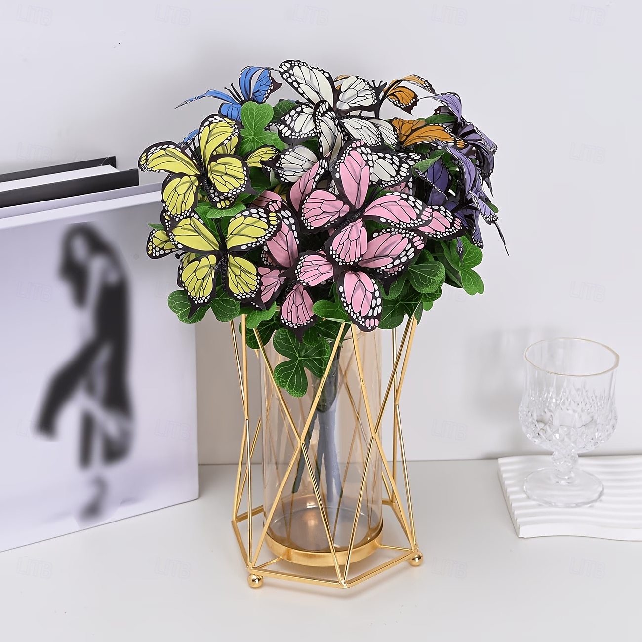 6 svazků motýlích květin s různými barvami, venkovní simulace plastových dekorativních květin, limitovaná edice motýlích kyticí pro domov, hotel, kancelář, svatbu, večírek, zahradu, verandu, chatu, 2026 - $16.99 –P5
