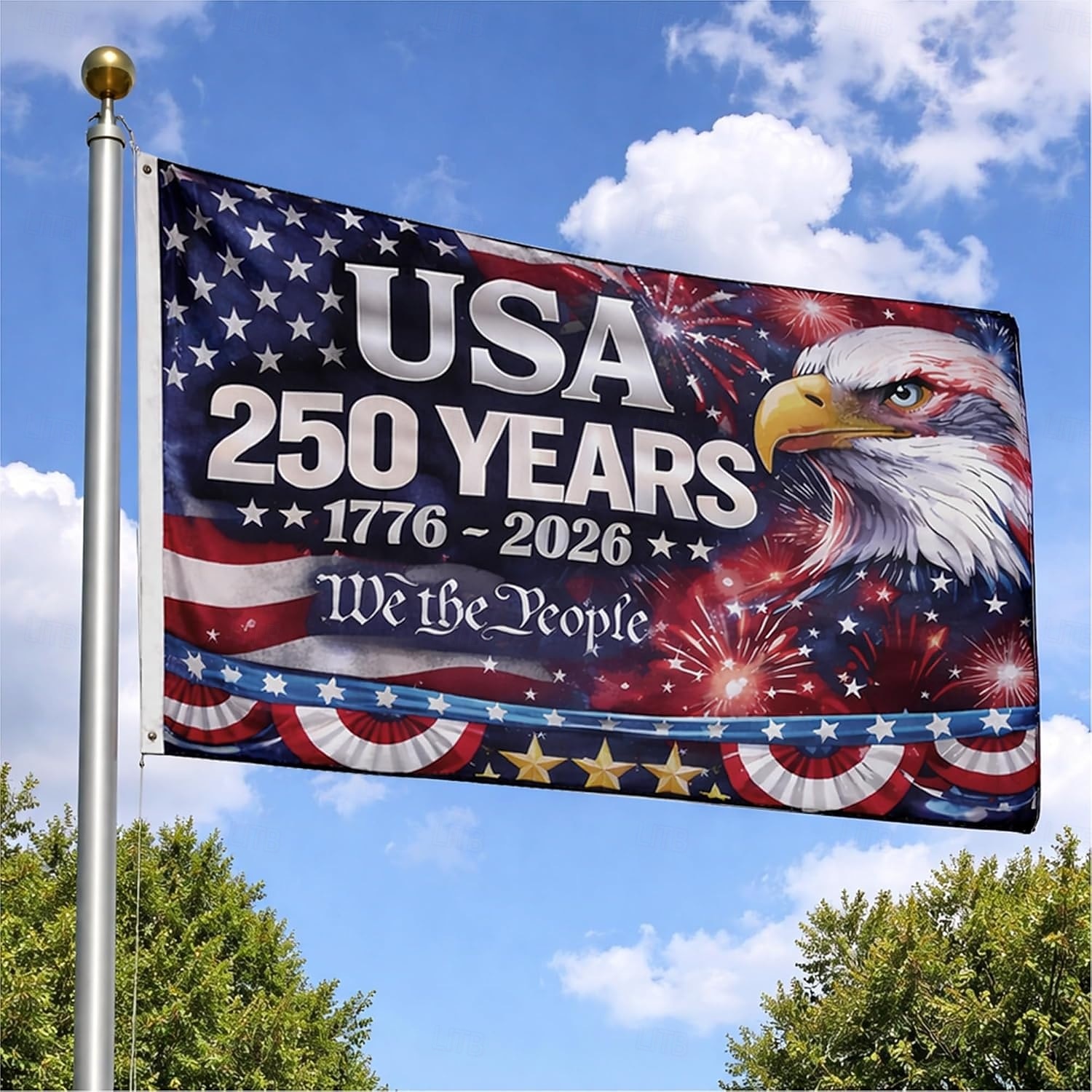 Drapeau commémoratif du 250e anniversaire des États-Unis orné d'un aigle à tête blanche, de feux d'artifice et de la devise « Nous, le peuple » : décoration extérieure patriotique idéale pour les célébrations. de 2026 ? $17.99 –P1