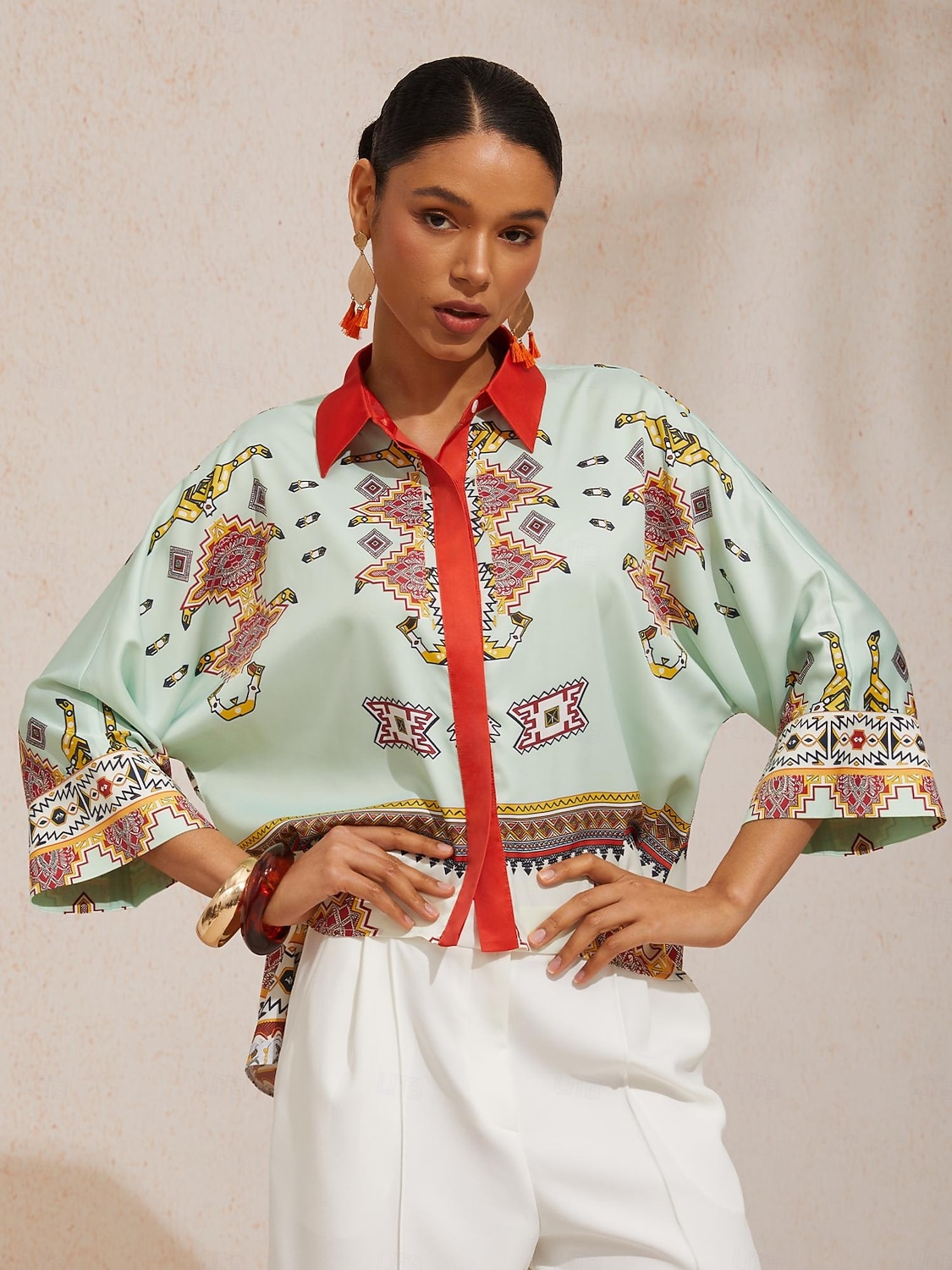 Camicia etnica in raso setoso con maniche a pipistrello e motivo totem. del 2026 a $67.99 –P4