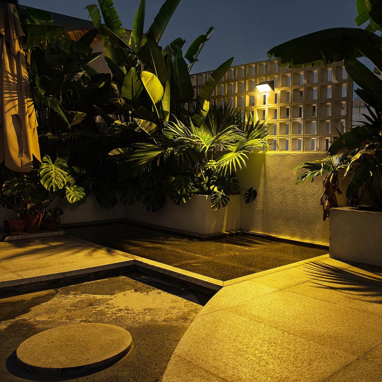 Applique murale solaire intelligente d'extérieur avec détecteur de mouvement, étanche IP65, 22 LED, 4 modes d'éclairage, lampe décorative pour jardin, cour, clôture, mur, villa, porche de 2026 ? $26.99 –P24