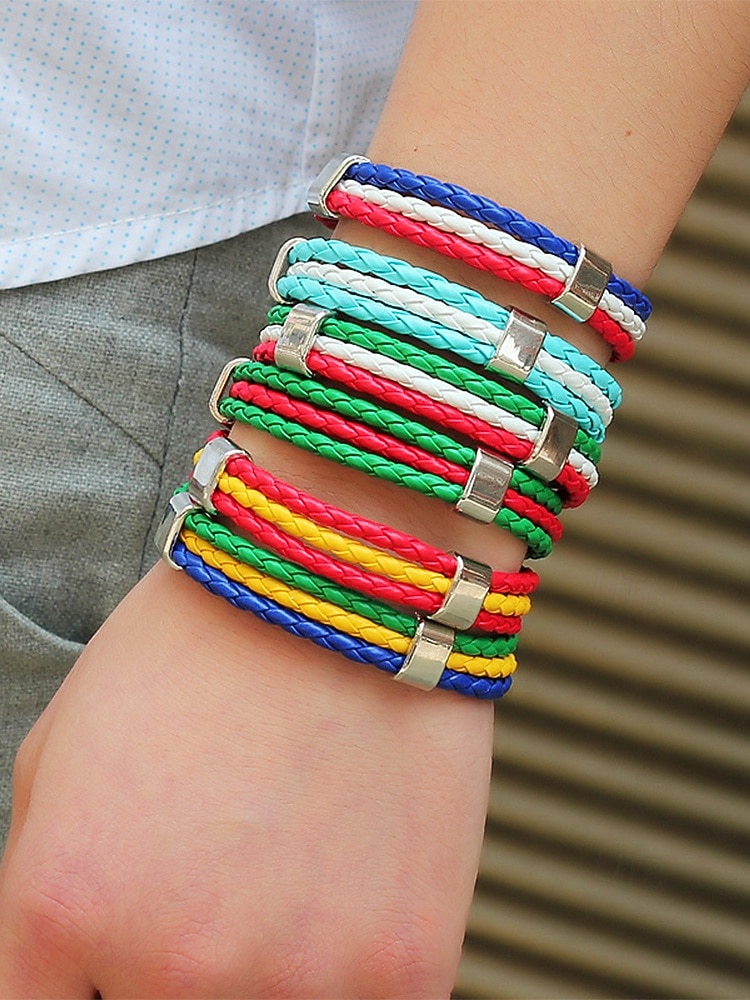 Bracciale da uomo intrecciato in similpelle, disponibile in diversi colori, ispirato alla bandiera americana, ideale per partite di calcio, tifosi, tifosi di football, per lo spirito di squadra e per un look casual da giorno di partita. del 2026 a $7.99 –P4