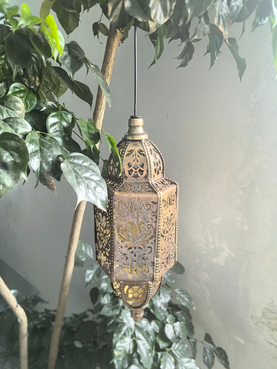Lanterne suspendue d'extérieur à projection solaire baroque en métal creux, étanche, avec éclairage LED pour jardin, cour, allée, pelouse, terrasse, fête, vacances, ambiance chaleureuse, violet de 2026 ? $23.99 –P11