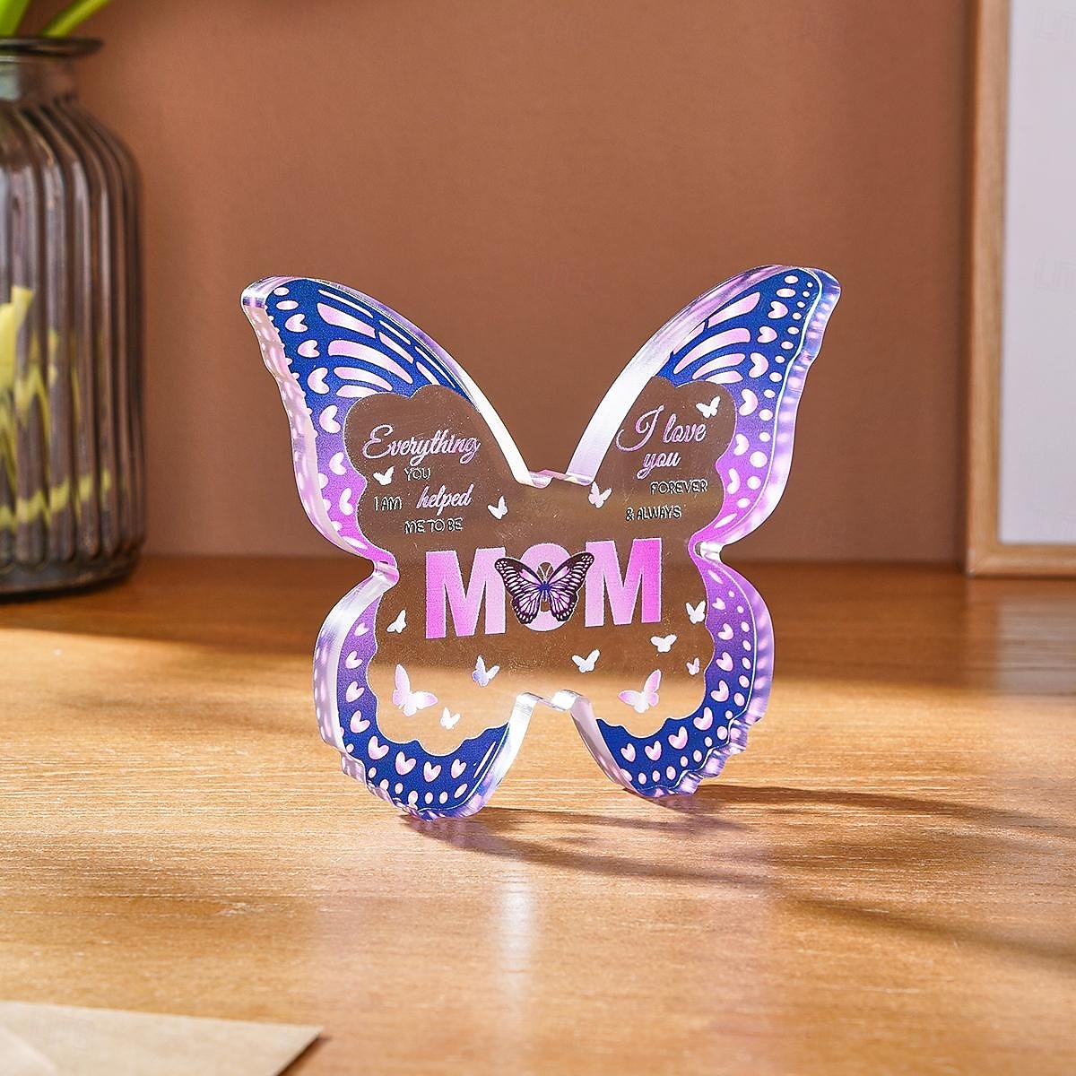 פריט קישוט בצורת לב ופרפר ליום האם אחד. קיימות מספר אפשרויות. מתאים למתנות יום האם ולקישוטי שולחן לחג המשפחה. 2026 - $9.99 –P20