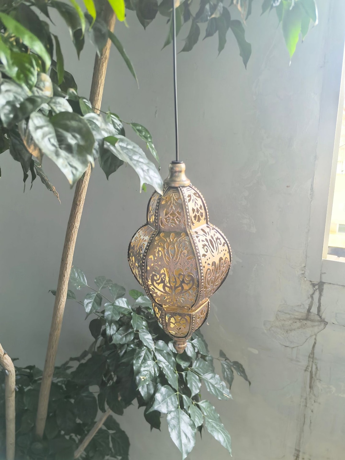 Lanterne suspendue d'extérieur à projection solaire baroque en métal creux, étanche, avec éclairage LED pour jardin, cour, allée, pelouse, terrasse, fête, vacances, ambiance chaleureuse, violet de 2026 ? $23.99 –P8