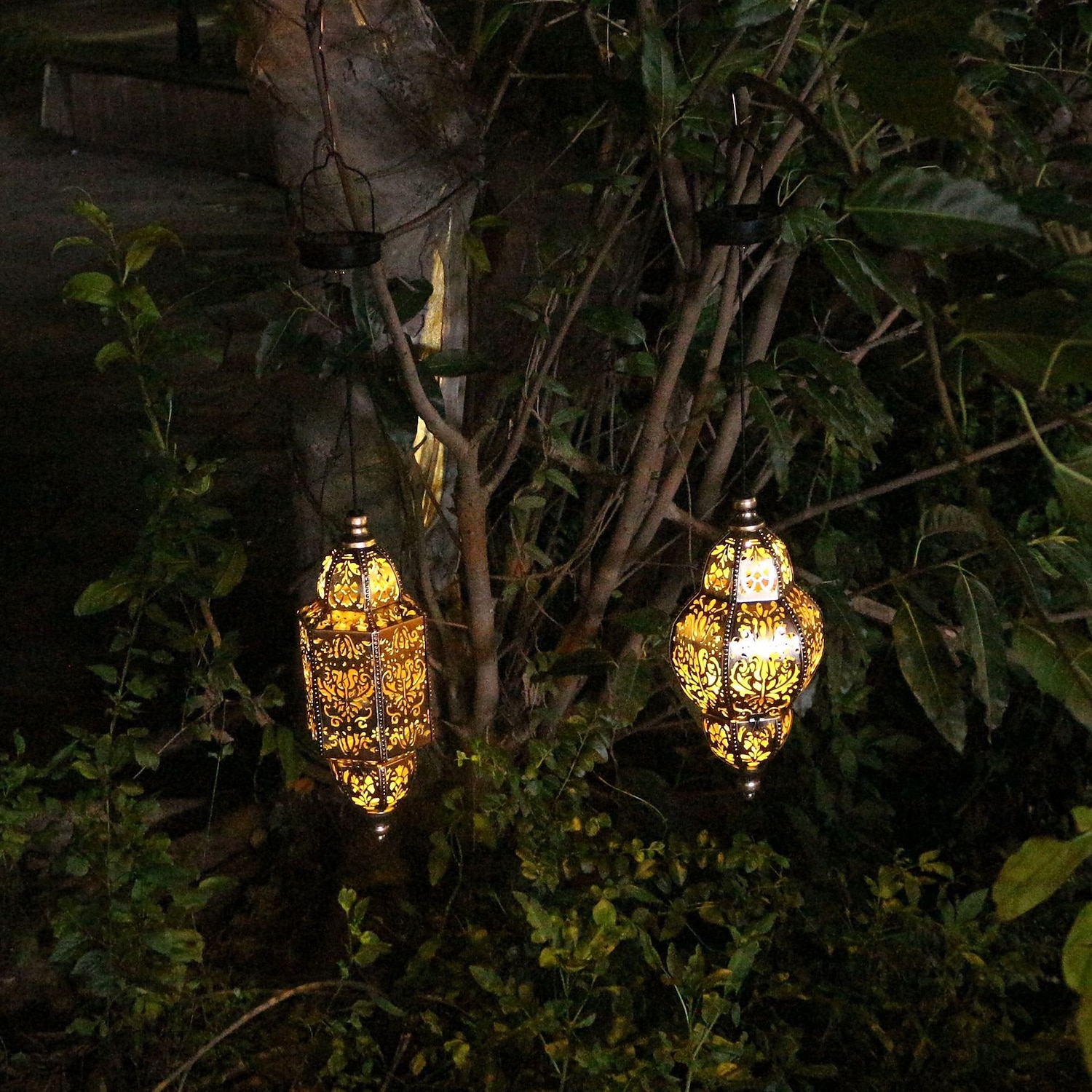 Lanterne suspendue d'extérieur à projection solaire baroque en métal creux, étanche, avec éclairage LED pour jardin, cour, allée, pelouse, terrasse, fête, vacances, ambiance chaleureuse, violet de 2026 ? $23.99 –P1