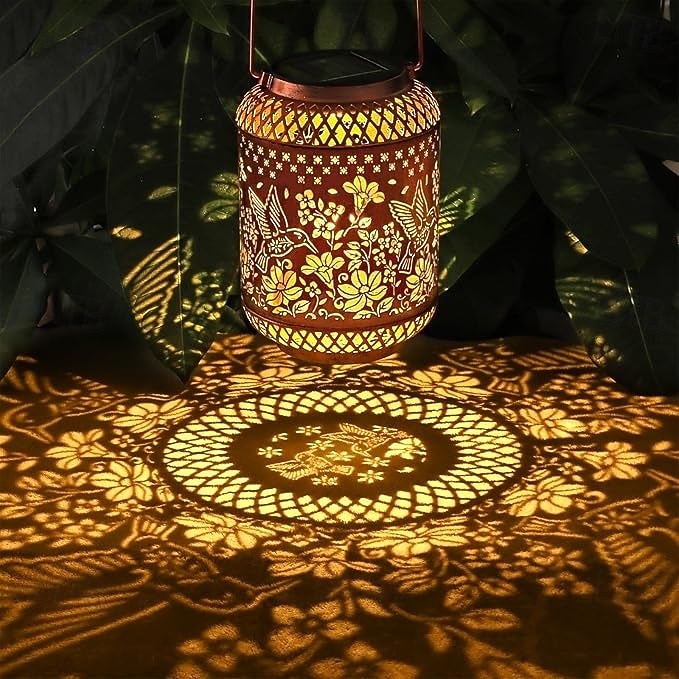 Felinar metalic cu proiecție solară pentru exterior, tip colibri, lumină suspendată impermeabilă IP44, lampă LED decorativă pentru grădină, terasă, curte, alee, gazon, verandă, sărbători &cadou de 2026 - $23.99 –P5