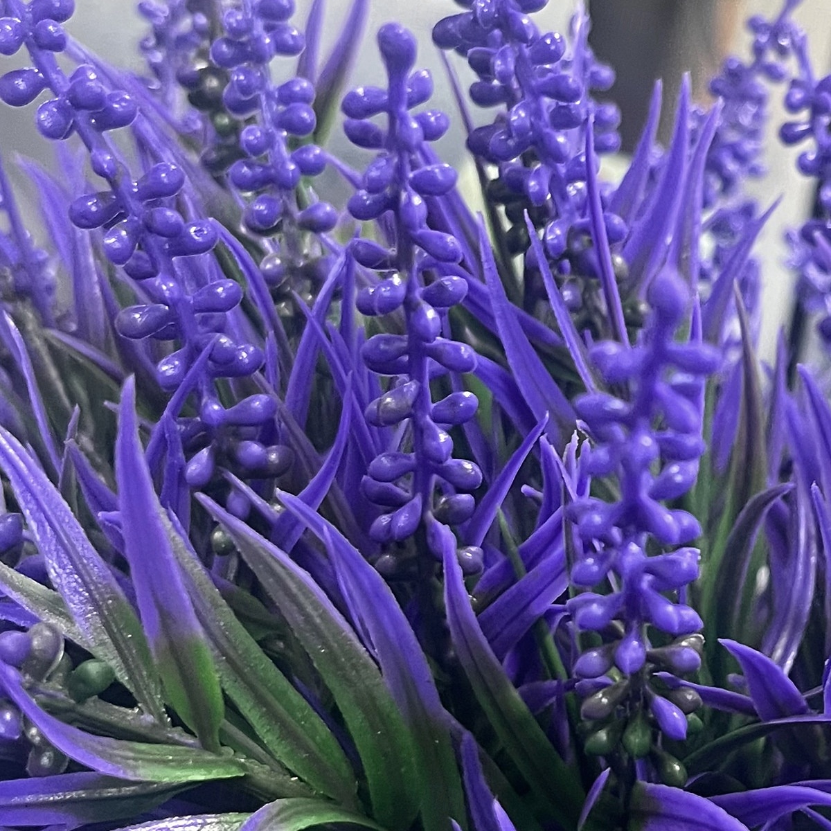 Estaca de flores artificiales de 20 pulgadas para decoración de exteriores, color lavanda púrpura, estacas de jardín para el patio. &Césped, plástico resistente que no se decolora, decoración para 2026 - $30.99 –P7