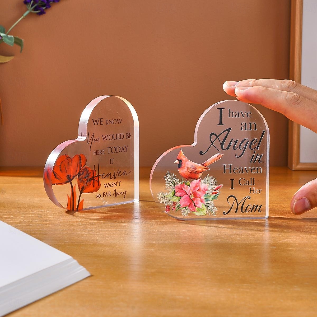 פריט קישוט בצורת לב ופרפר ליום האם אחד. קיימות מספר אפשרויות. מתאים למתנות יום האם ולקישוטי שולחן לחג המשפחה. 2026 - $9.99 –P21