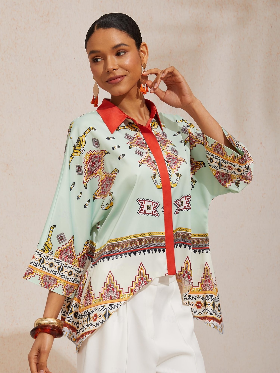 Camicia etnica in raso setoso con maniche a pipistrello e motivo totem. del 2026 a $67.99 –P6