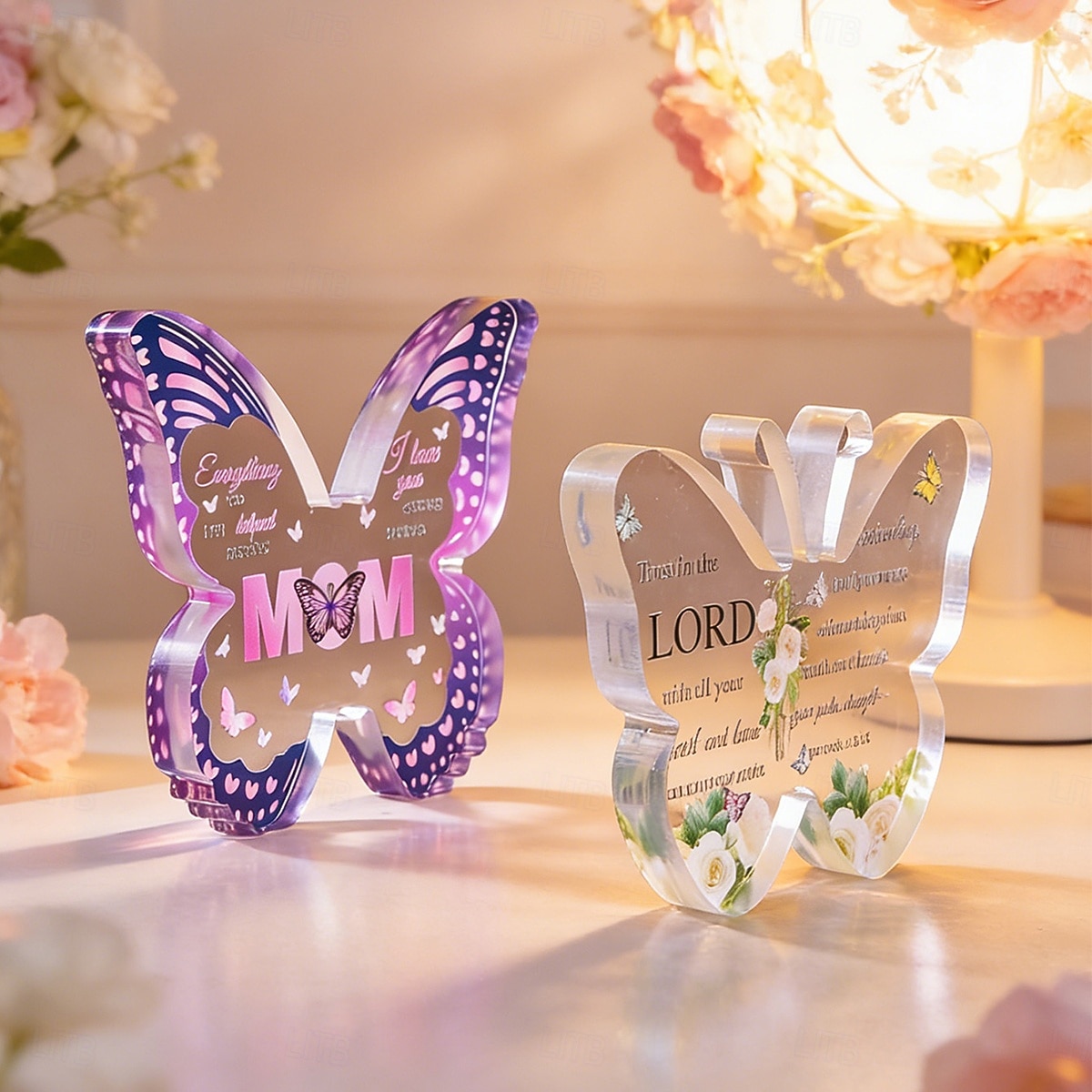 פריט קישוט בצורת לב ופרפר ליום האם אחד. קיימות מספר אפשרויות. מתאים למתנות יום האם ולקישוטי שולחן לחג המשפחה. 2026 - $9.99 –P6