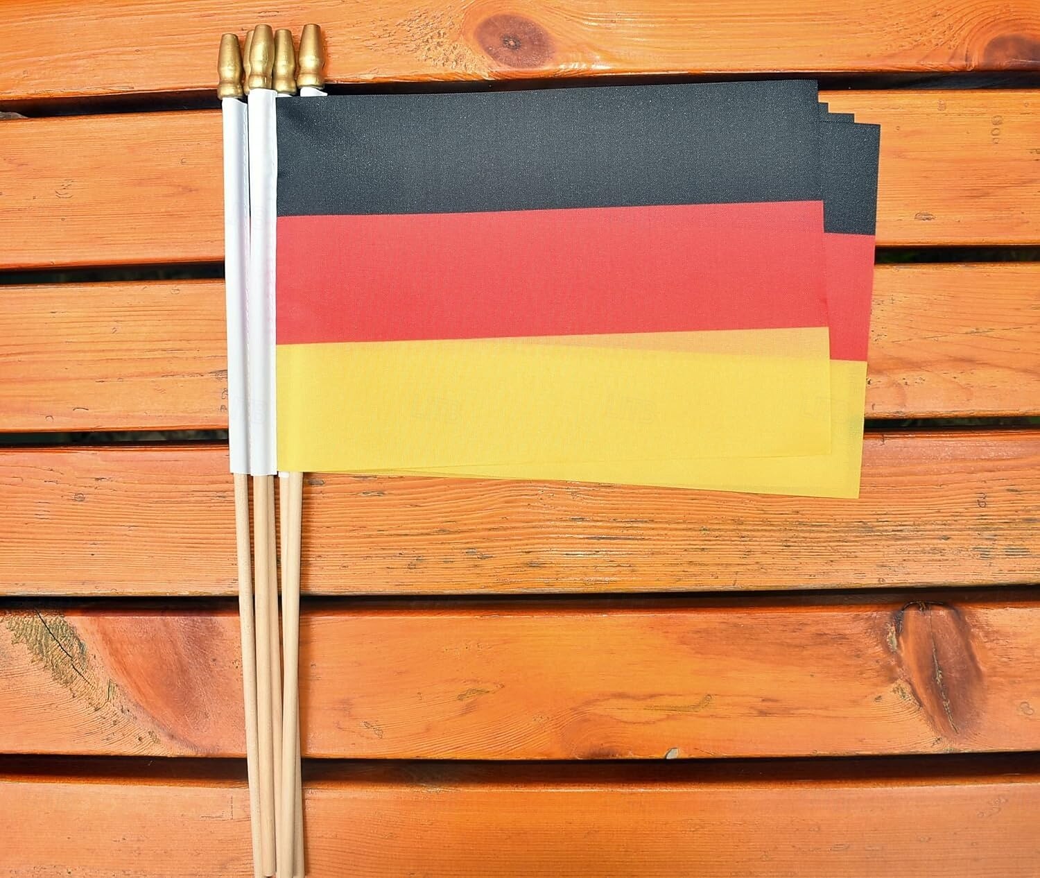 Pacote com 25 miniaturas da bandeira alemã em haste, medindo 5x8 polegadas, ideais para jogos da Copa do Mundo de Futebol, eventos esportivos, decoração de festas e para torcedores vibrarem. de 2026 por $16.99 –P4