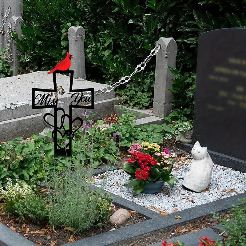 kovová pamětní deska na hřbitově na památku, železný kříž s červeným kardinálem a květinovou výzdobou, venkovní zahradní kůl na památku pamětního dne, dekorace hřbitovního dvora 2026 - $16.99 –P5