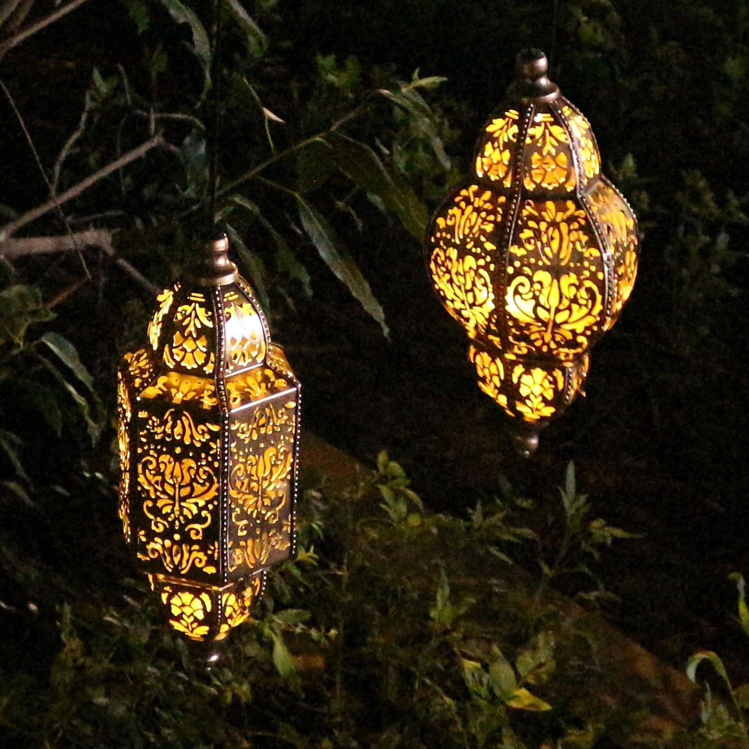 Lanterne suspendue d'extérieur à projection solaire baroque en métal creux, étanche, avec éclairage LED pour jardin, cour, allée, pelouse, terrasse, fête, vacances, ambiance chaleureuse, violet de 2026 ? $23.99 –P3