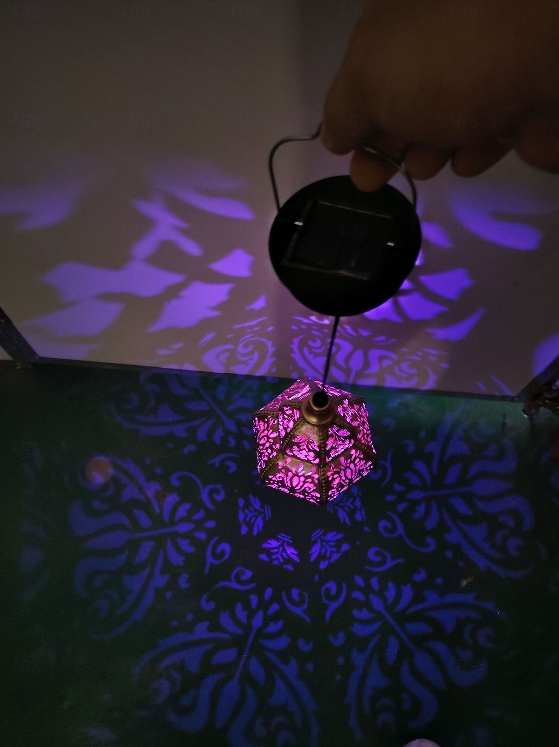 Lanterne suspendue d'extérieur à projection solaire baroque en métal creux, étanche, avec éclairage LED pour jardin, cour, allée, pelouse, terrasse, fête, vacances, ambiance chaleureuse, violet de 2026 ? $23.99 –P5