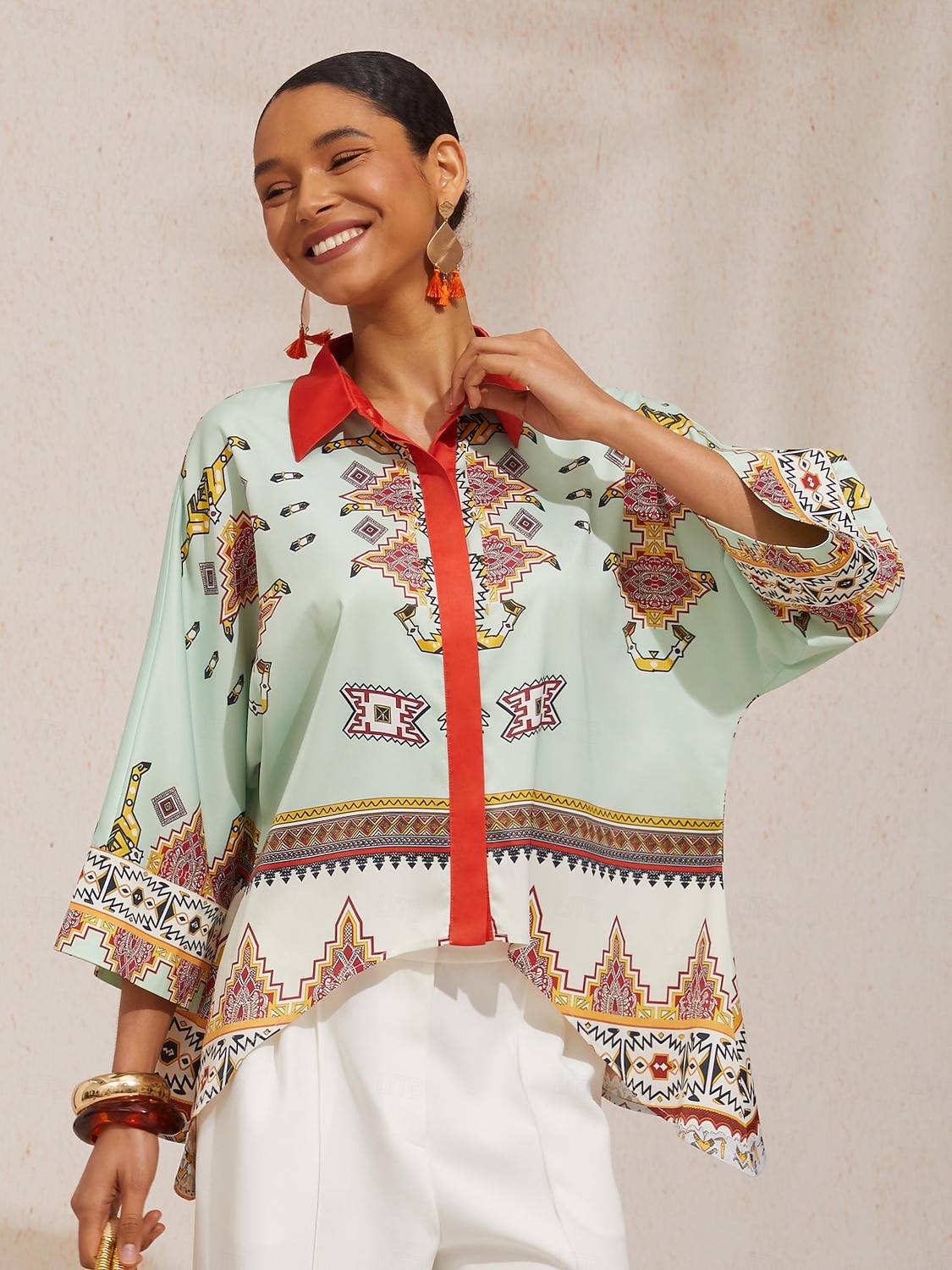 Camicia etnica in raso setoso con maniche a pipistrello e motivo totem. del 2026 a $67.99 –P1