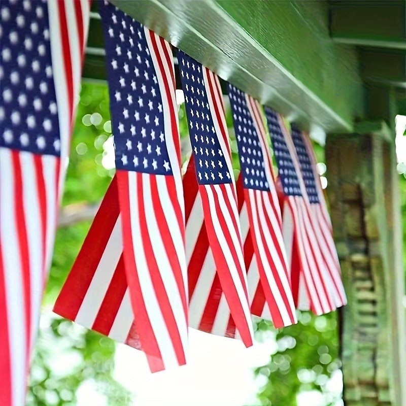 Cordões com bandeiras patrióticas dos EUA – 20/40 mini bandeiras americanas para sala de aula, jardim &4 de julho, Dia da Independência, 250º aniversário, decorações do Dia da Memória de 2026 por $10.99 –P2