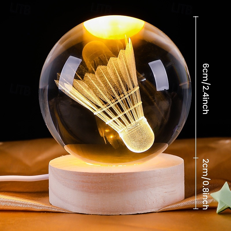 Lampada a sfera di cristallo 3D da 6 cm con disegno sportivo inciso: calcio, basket, badminton, tennis, luce notturna a LED alimentata tramite USB con base in legno per camera da letto, feste, del 2026 a $8.99 –P1