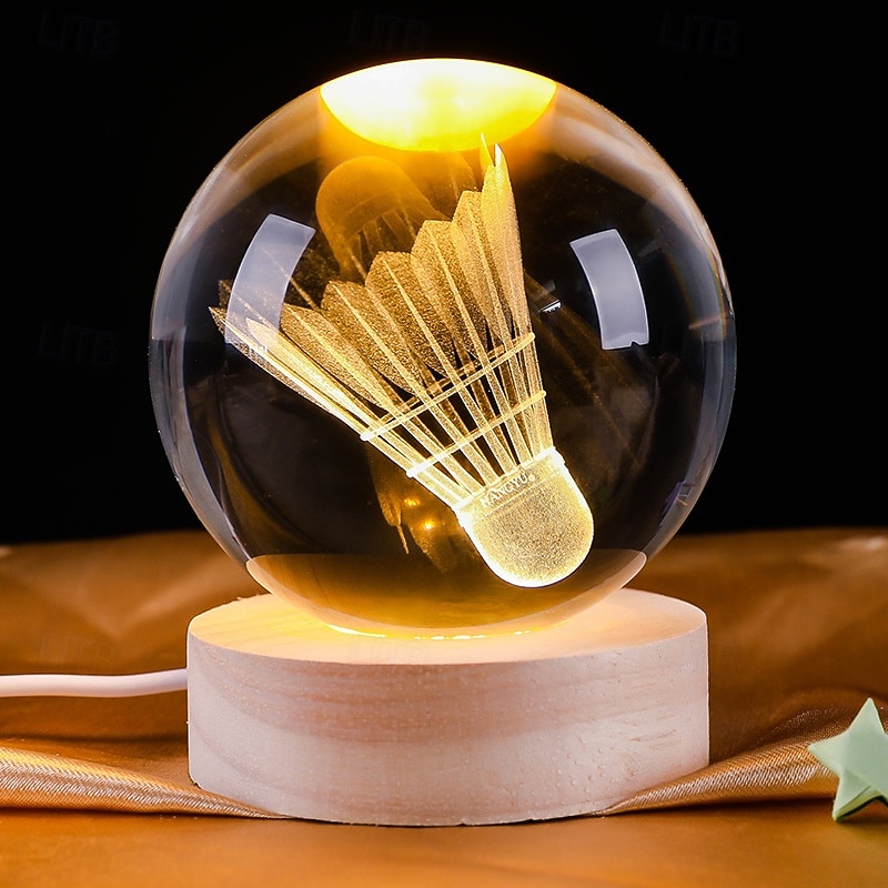 Lampada a sfera di cristallo 3D da 6 cm con disegno sportivo inciso: calcio, basket, badminton, tennis, luce notturna a LED alimentata tramite USB con base in legno per camera da letto, feste, del 2026 a $8.99 –P2