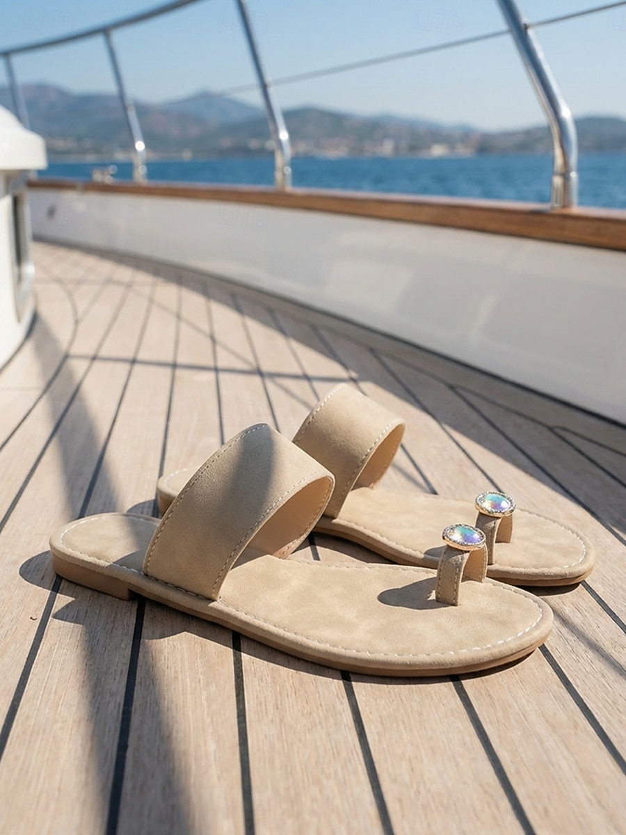 Elegantes sandalias planas de ante color camel para mujer: cómodas sandalias con tira entre los dedos y una joya de cristal extragrande, ideales para viajes en yate de lujo y escapadas a islas. &ropa 2026 - $19.99 –P2