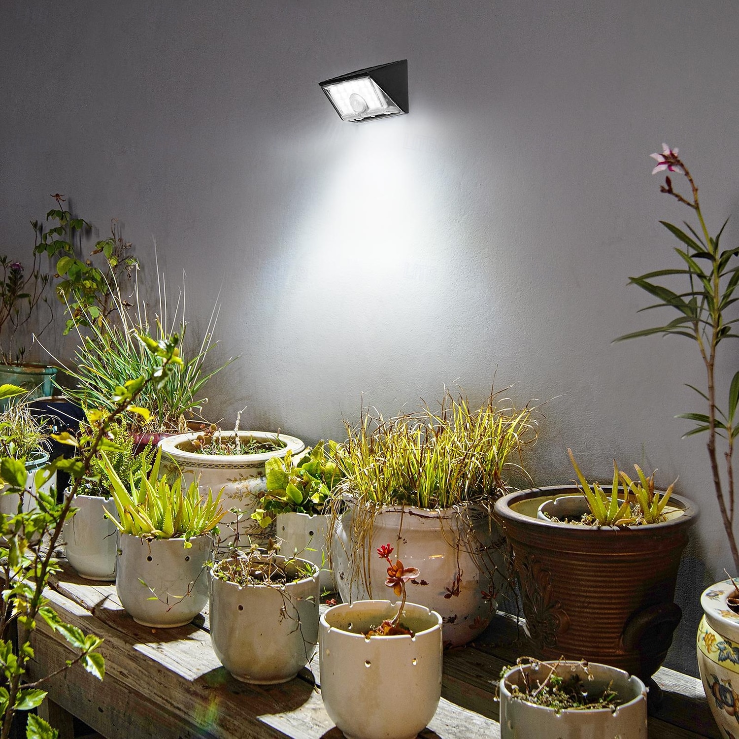 Applique murale solaire intelligente d'extérieur avec détecteur de mouvement, étanche IP65, 22 LED, 4 modes d'éclairage, lampe décorative pour jardin, cour, clôture, mur, villa, porche de 2026 ? $26.99 –P6