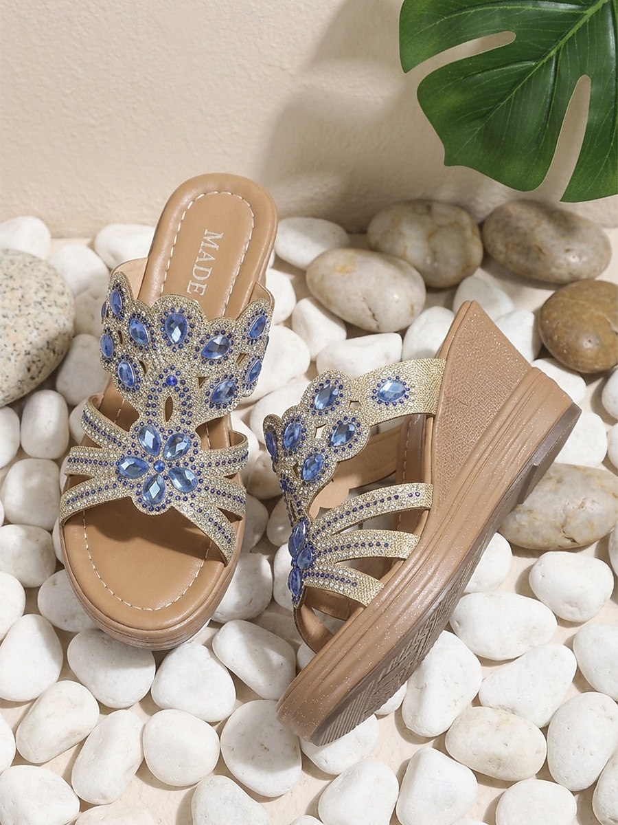 Sandali con zeppa da donna con strass – ciabatte con plateau decorate con motivi floreali scintillanti, comode scarpe estive per vacanze all'aperto, passeggiate in spiaggia e abbigliamento da resort. del 2026 a $34.99 –P2