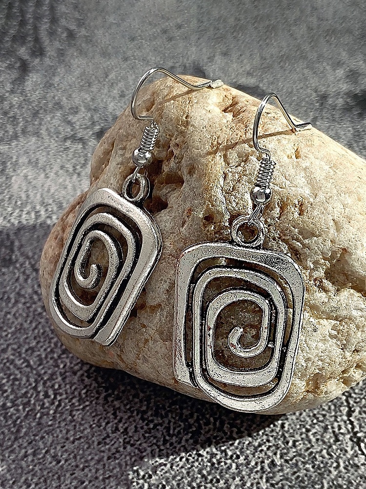 Damesoorbellen in bohemian stijl met geometrische spiraalvormige hangers van legering, goud- en zilverkleurige statement oorbellen voor strandvakanties, casual zomeroutfits en dagelijks gebruik. 2026 - $7.99 –P7