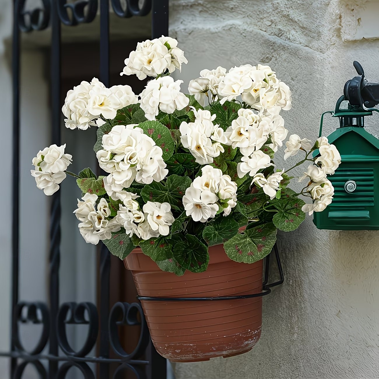 Flori artificiale de geranium alb rezistent la UV cu 4 ramuri, 4 geraniumuri înflorite, potrivite pentru decorațiuni interioare și exterioare, grădini, nunți, Ziua Recunoștinței, Crăciun și sezonul 2026 - $18.99 –P2