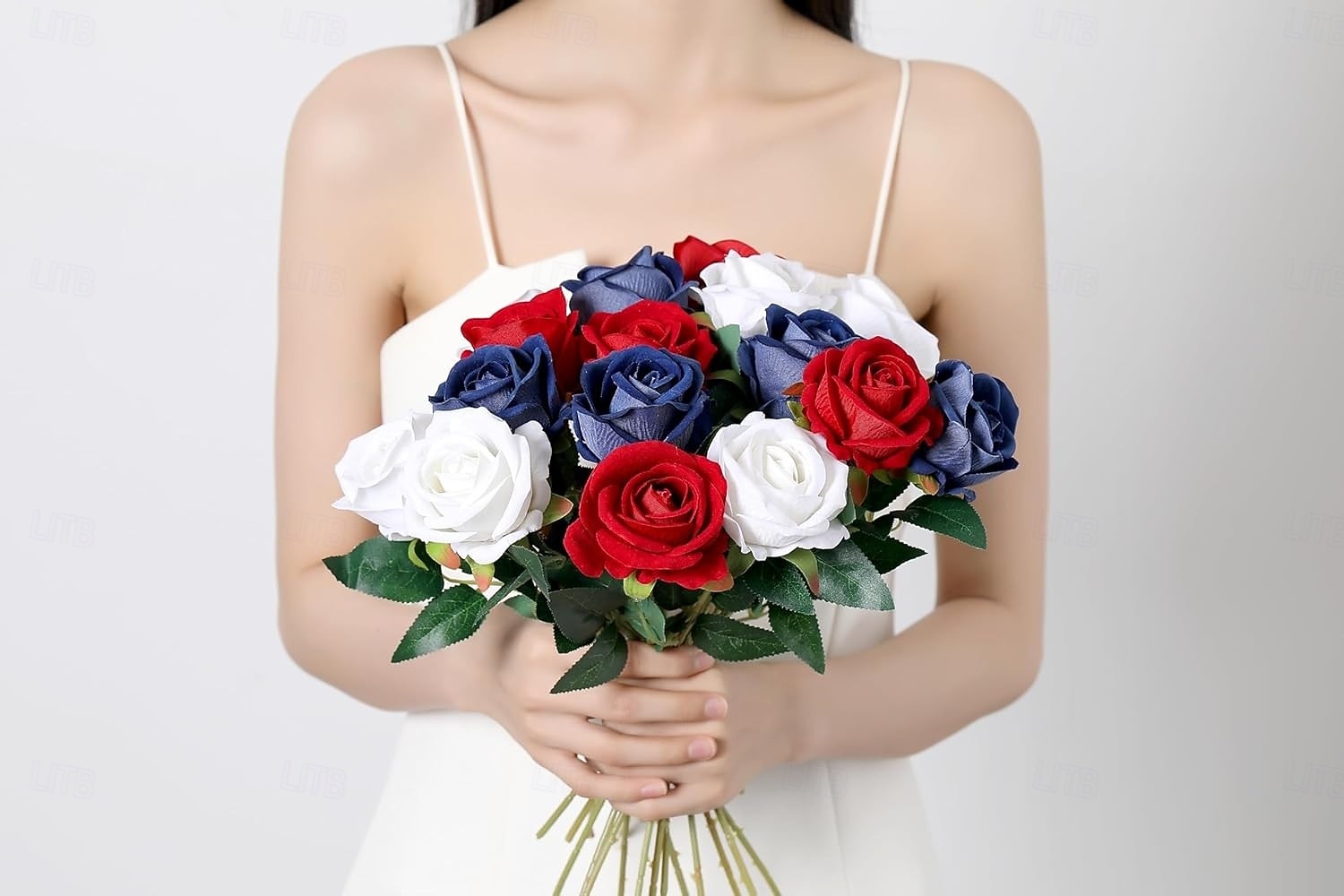 Bouquet de 15 fleurs artificielles en soie, style patriotique, avec de longues tiges, idéal pour la décoration de la maison ou comme centre de table pour la fête nationale américaine (4 juillet). de 2026 ? $22.99 –P5