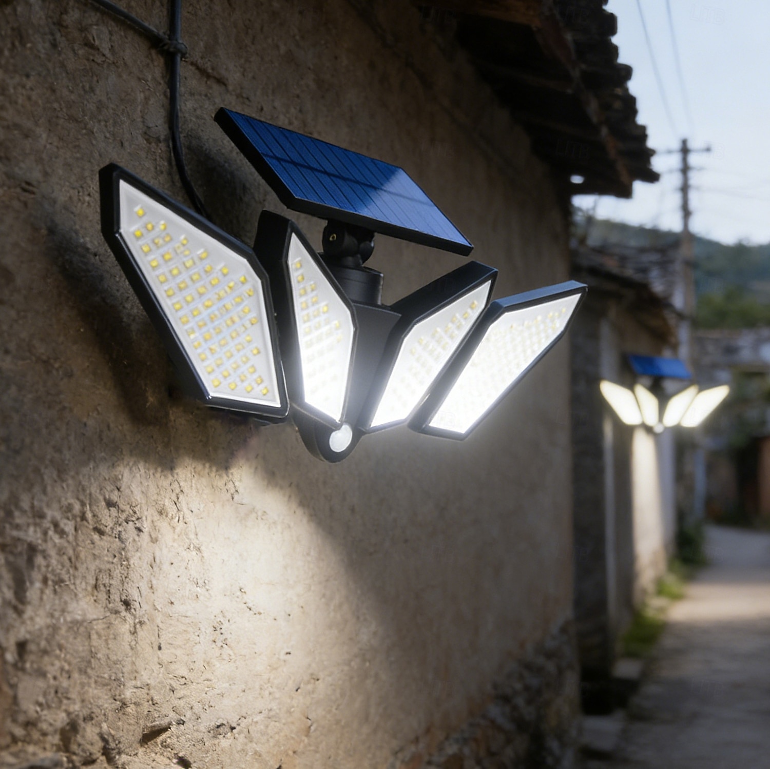 Aplique de pared solar exterior IP65 resistente al agua, con sensor de movimiento inteligente de 4 cabezales, 222 LED, ajustable y giratorio, 3 modos de iluminación: jardín decorativo, patio, pared, 2026 - $68.99 –P2