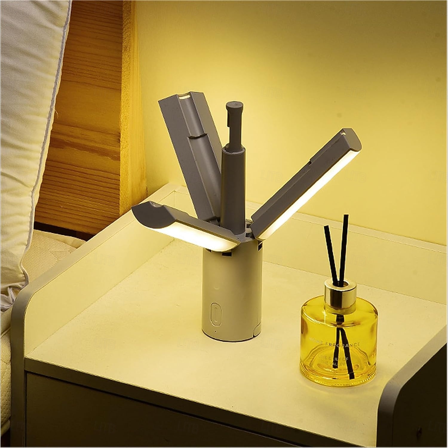 Lampe de camping LED à piles, lanterne de camping portable à intensité variable, lampe de table de camping rechargeable et déformable avec éclairage d'ambiance, lustre de camping pour éclairage de 2026 ? $23.99 –P3