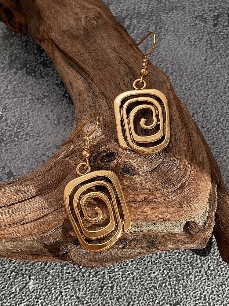Damesoorbellen in bohemian stijl met geometrische spiraalvormige hangers van legering, goud- en zilverkleurige statement oorbellen voor strandvakanties, casual zomeroutfits en dagelijks gebruik. 2026 - $7.99 –P6