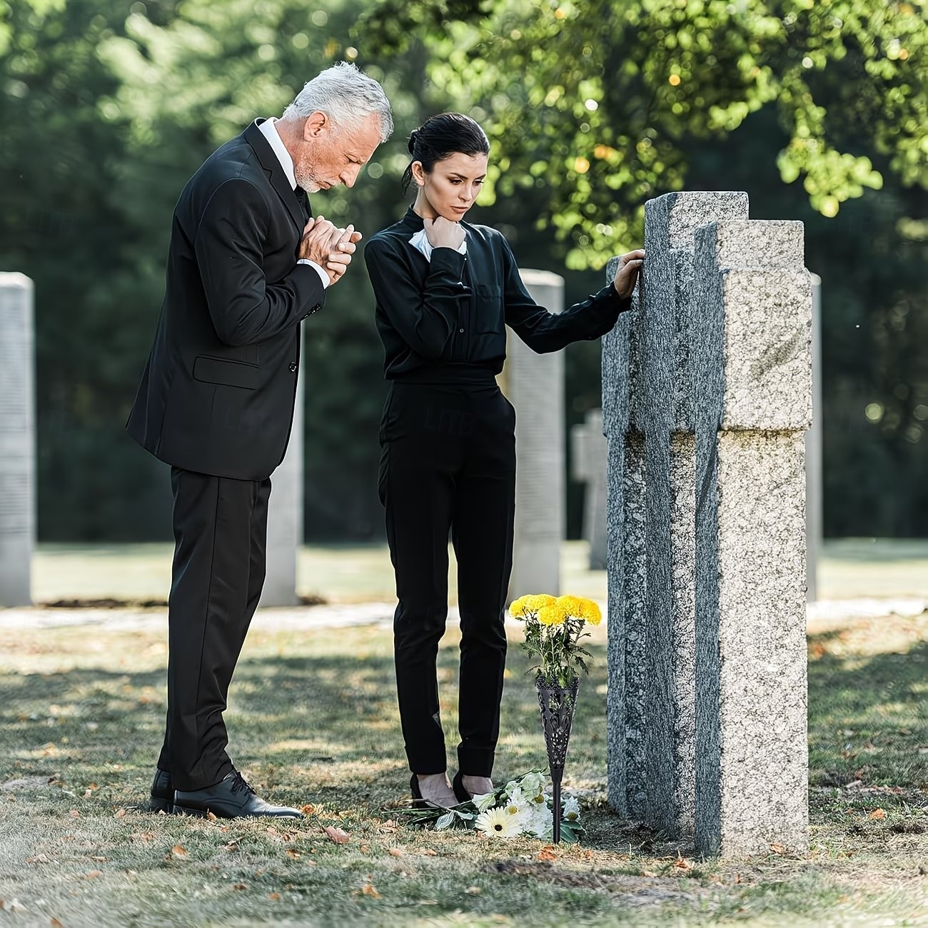 2/4 vasi da cimitero con punte per il giorno della memoria, paletti da giardino pasquali da esterno, decorazioni per lapidi a tema casa, esposizione di piante stagionali, decorazione del cimitero del 2026 a $11.99 –P2