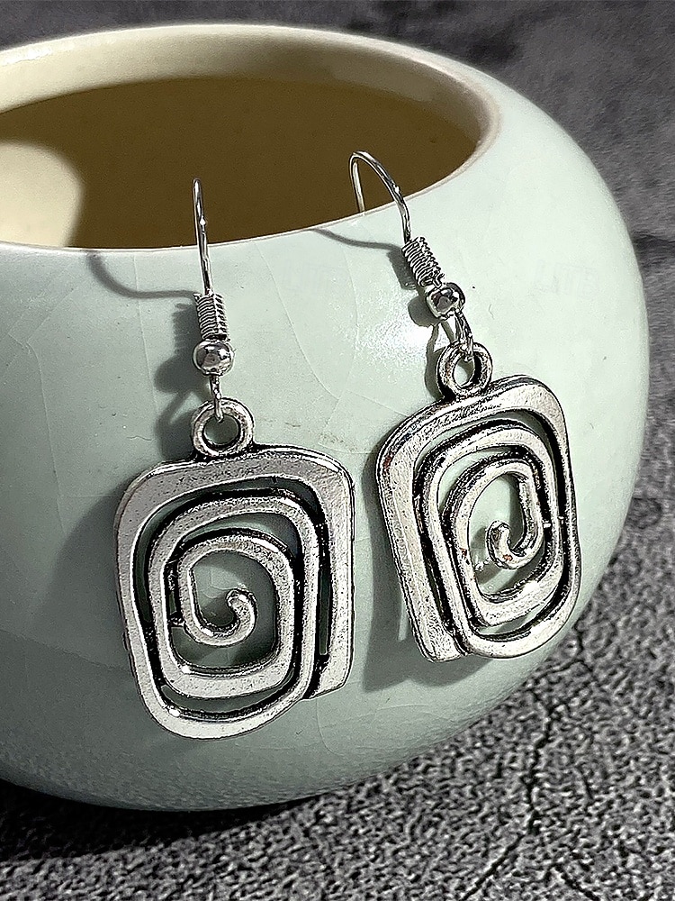 Damesoorbellen in bohemian stijl met geometrische spiraalvormige hangers van legering, goud- en zilverkleurige statement oorbellen voor strandvakanties, casual zomeroutfits en dagelijks gebruik. 2026 - $7.99 –P8