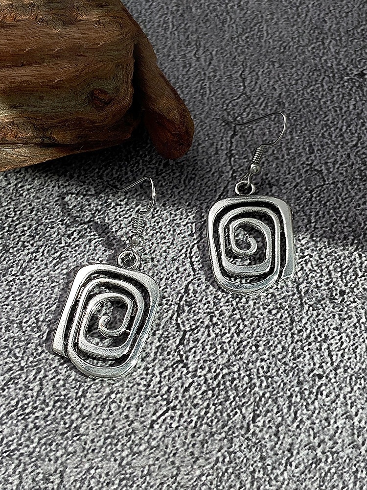 Damesoorbellen in bohemian stijl met geometrische spiraalvormige hangers van legering, goud- en zilverkleurige statement oorbellen voor strandvakanties, casual zomeroutfits en dagelijks gebruik. 2026 - $7.99 –P10