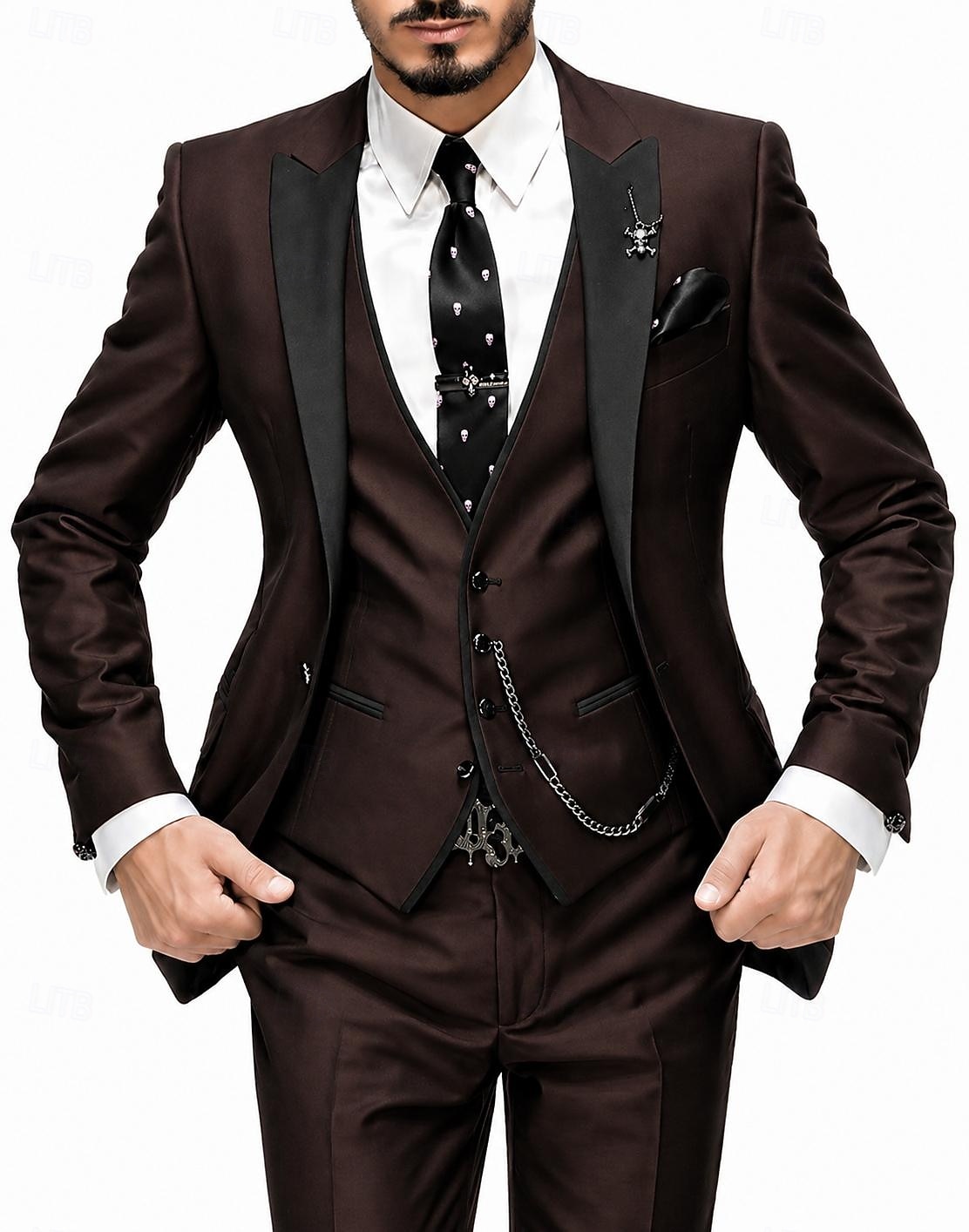Dreiteiliger Herren-Smoking in Burgunderrot, Slim Fit – ideal für Hochzeiten, Abschlussbälle und Dinnerpartys. Bestehend aus einem einreihigen Blazer mit Schalkragen, Weste und Hose. Erhältlich in Schwarz, Blau und Grün. 2026 - $129.99 –P12