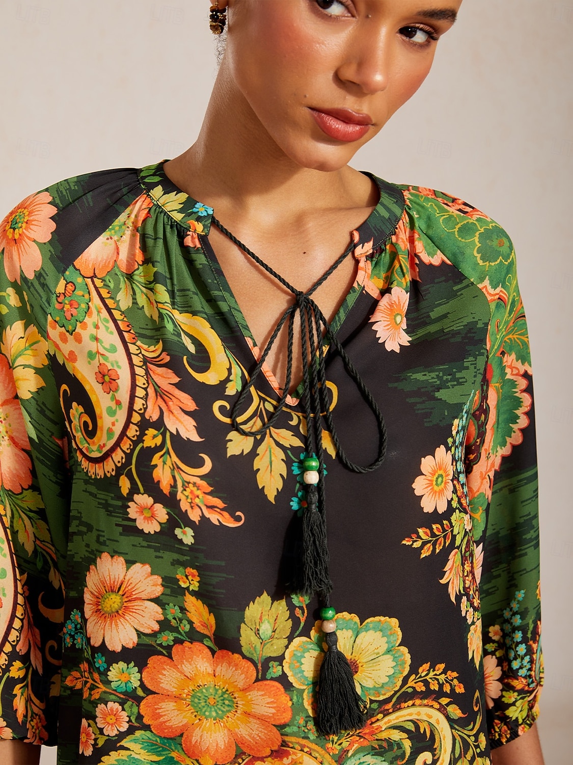Top de gasa fluida con mangas raglán y estampado paisley. 2026 - $67.99 –P11