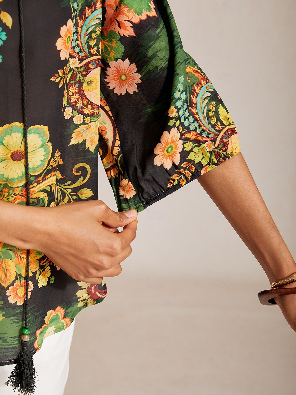 Top de gasa fluida con mangas raglán y estampado paisley. 2026 - $67.99 –P3