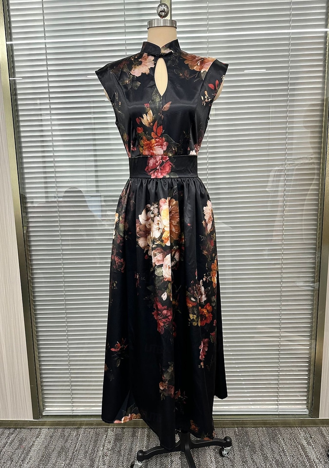 Per donna Abito Midi Abito in Raso Elegante Quotidiano Vacanza Weekend Vestibilità regolare Floreale Senza Maniche Colletto a Camicia Nero Estate del 2026 a E£2483.66 –P4