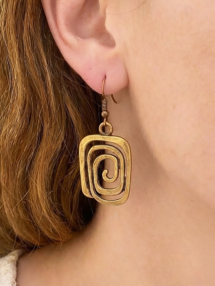 Damesoorbellen in bohemian stijl met geometrische spiraalvormige hangers van legering, goud- en zilverkleurige statement oorbellen voor strandvakanties, casual zomeroutfits en dagelijks gebruik. 2026 - $7.99 –P1