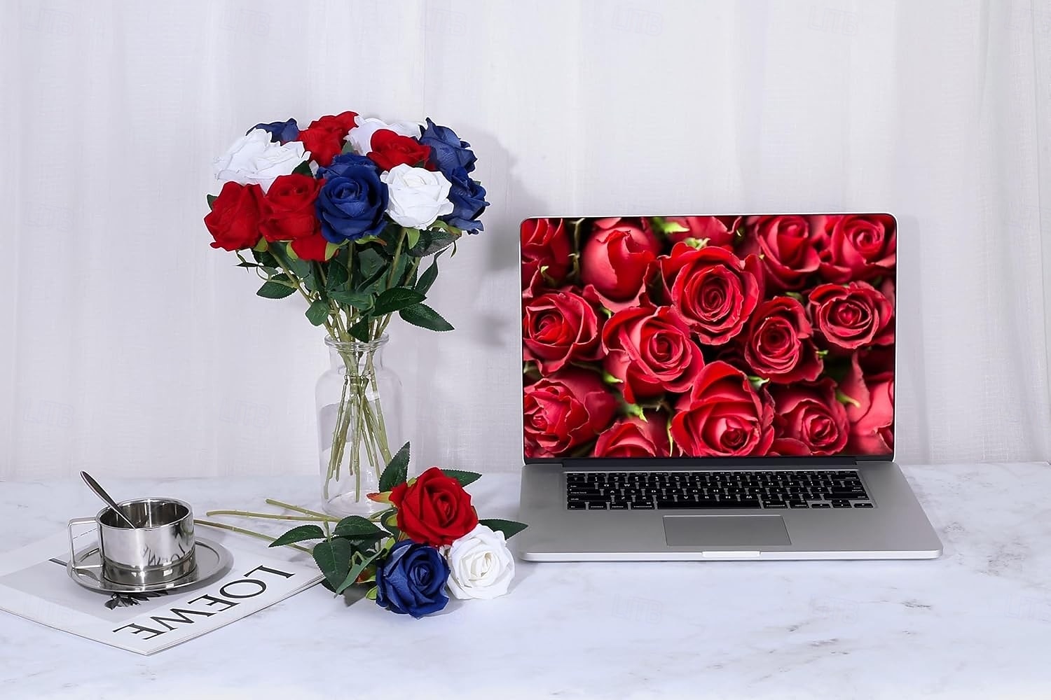 Bouquet de 15 fleurs artificielles en soie, style patriotique, avec de longues tiges, idéal pour la décoration de la maison ou comme centre de table pour la fête nationale américaine (4 juillet). de 2026 ? $22.99 –P4