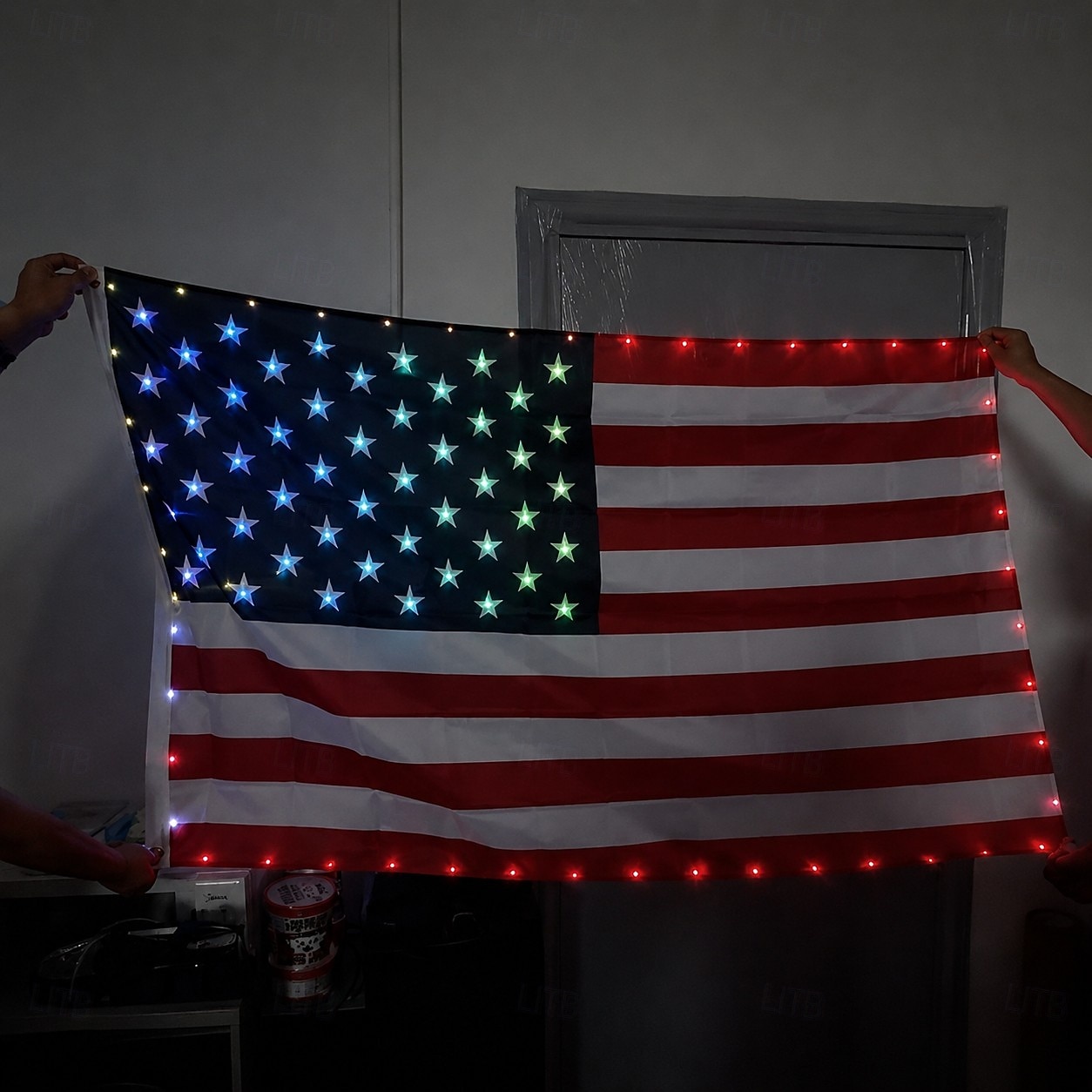 Luci a forma di bandiera americana per esterni, bandiera USA 3x5 piedi con 98 LED luminosi, controllo con pulsante funzione e spina USB, decora il tuo cortile o illumina importanti festività, colore del 2026 a $37.99 –P3